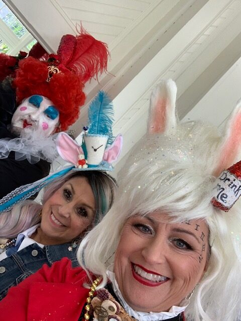 Queen of hearts, Alice and White Rabbit